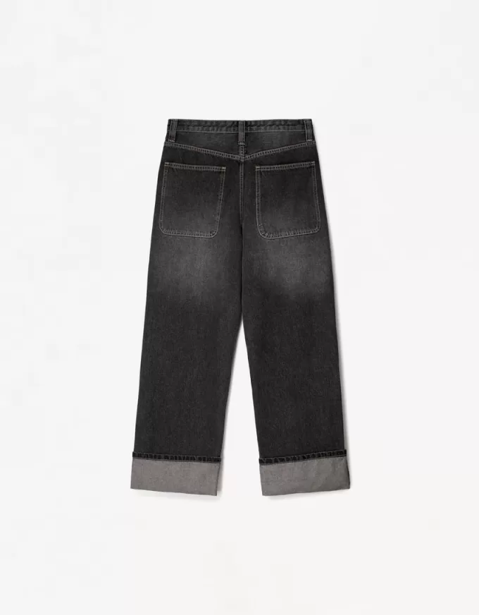 Baggy jeans with turn-up hems Baggy jeans with turn-up hems