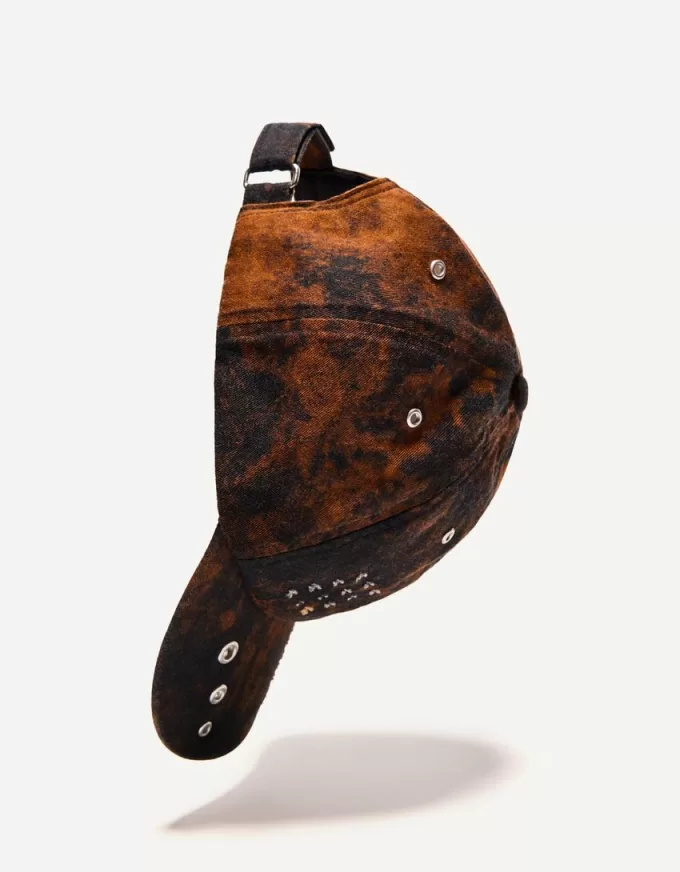 Cap with eyelets Cap with eyelets