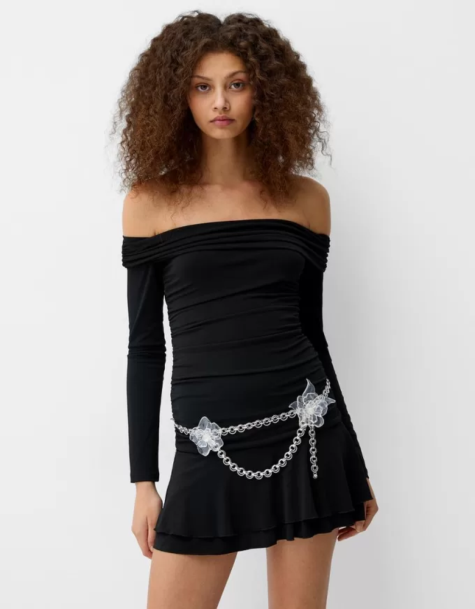 Chain belt with transparent flowers