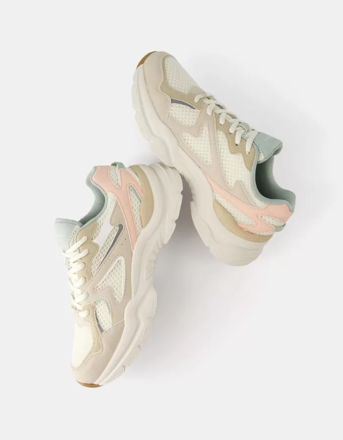 Contrasting sneakers with mesh detail