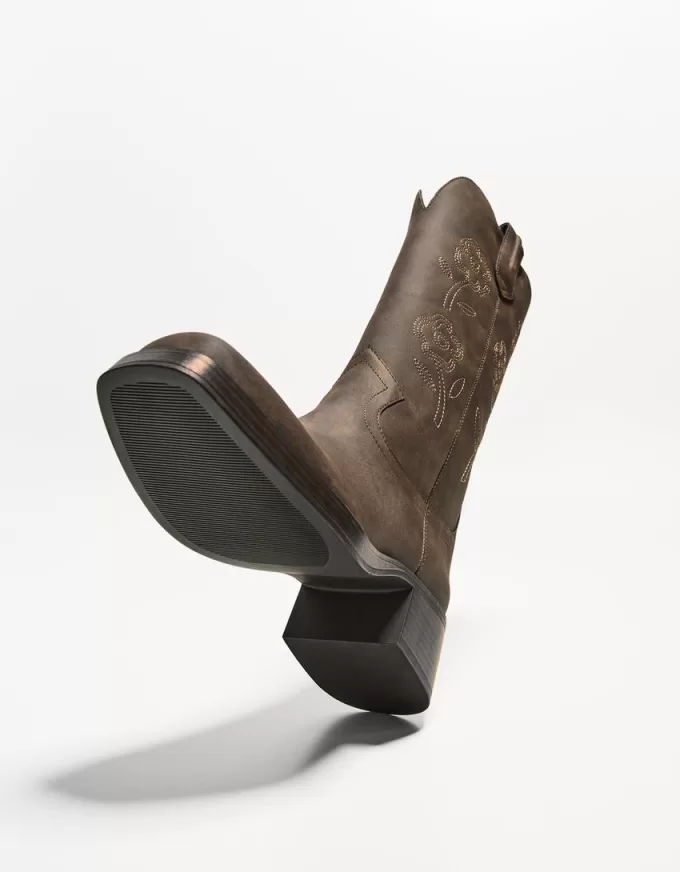 Embroidered flat cowboy boots Embroidered flat cowboy boots