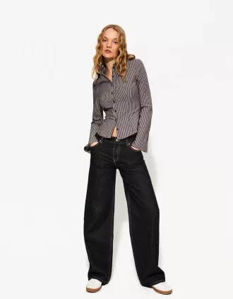 Fitted shirt with flared sleeves