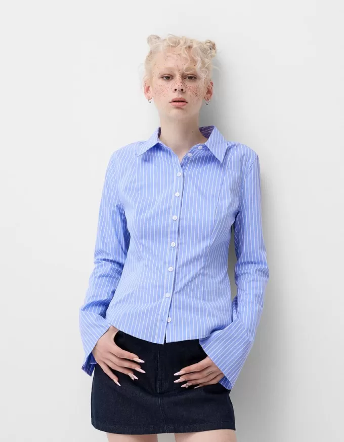 Fitted shirt with flared sleeves