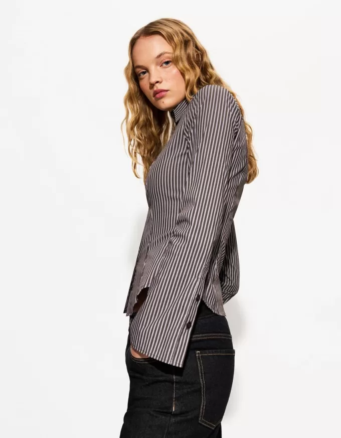Fitted shirt with flared sleeves