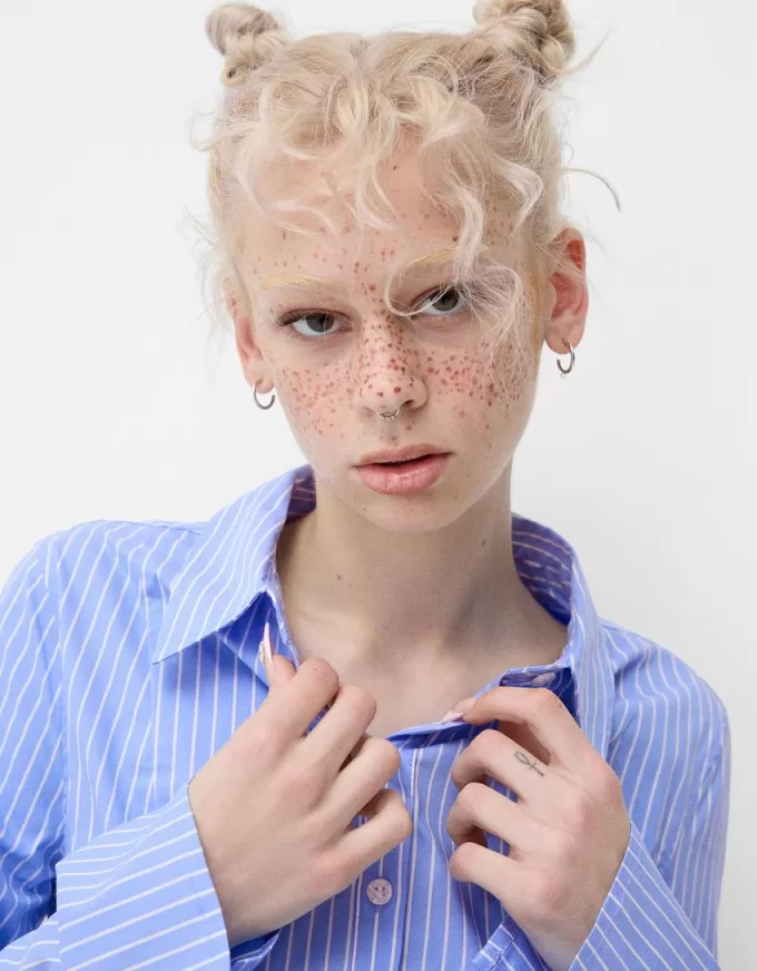 Fitted shirt with flared sleeves