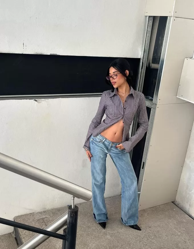 Fitted shirt with flared sleeves