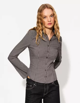 Fitted shirt with flared sleeves