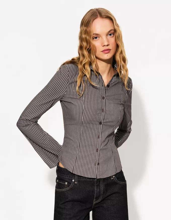 Fitted shirt with flared sleeves