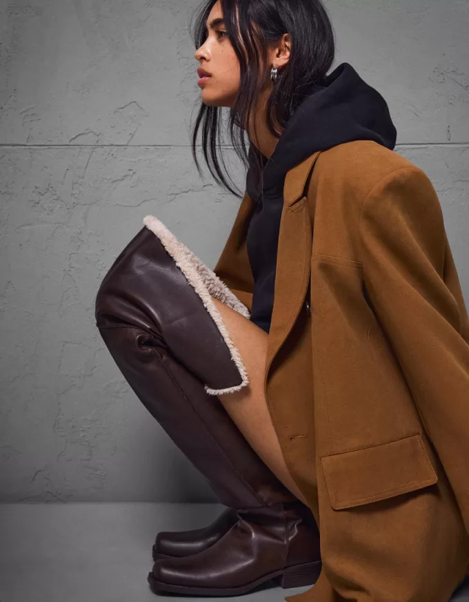 Flat over-the-knee boots