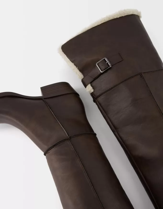 Flat over-the-knee boots