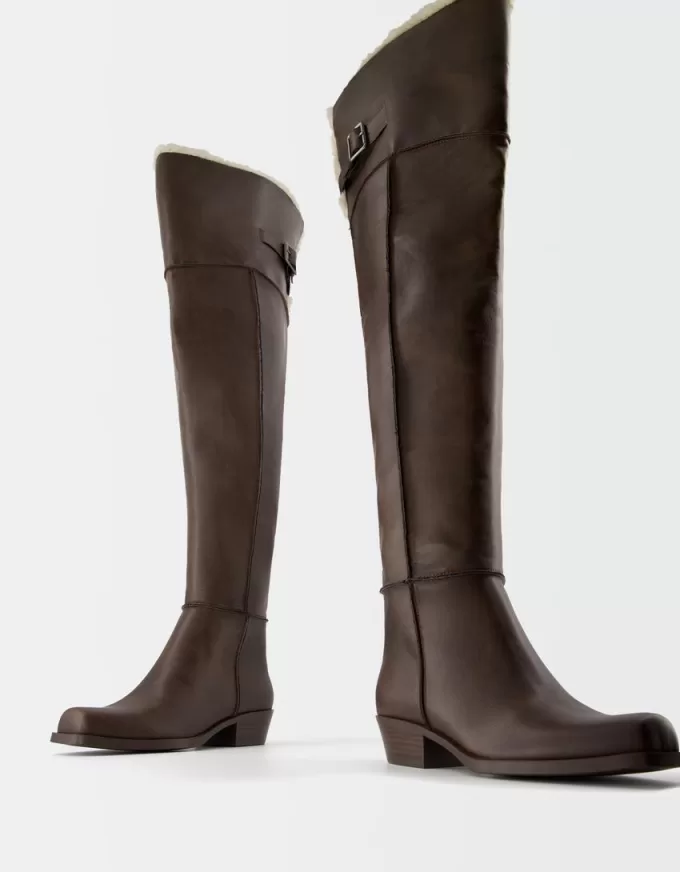 Flat over-the-knee boots