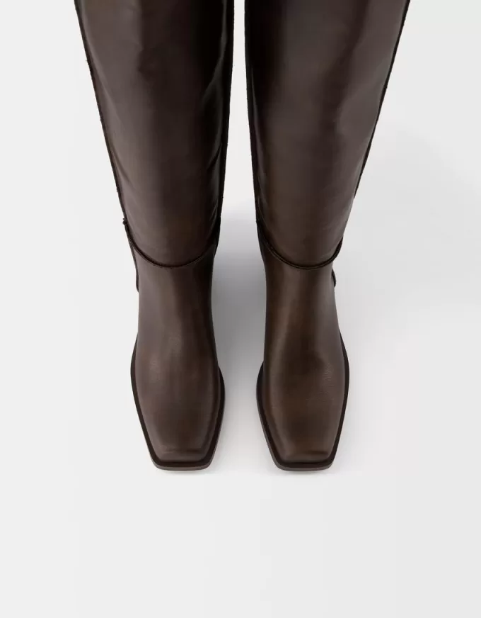 Flat over-the-knee boots