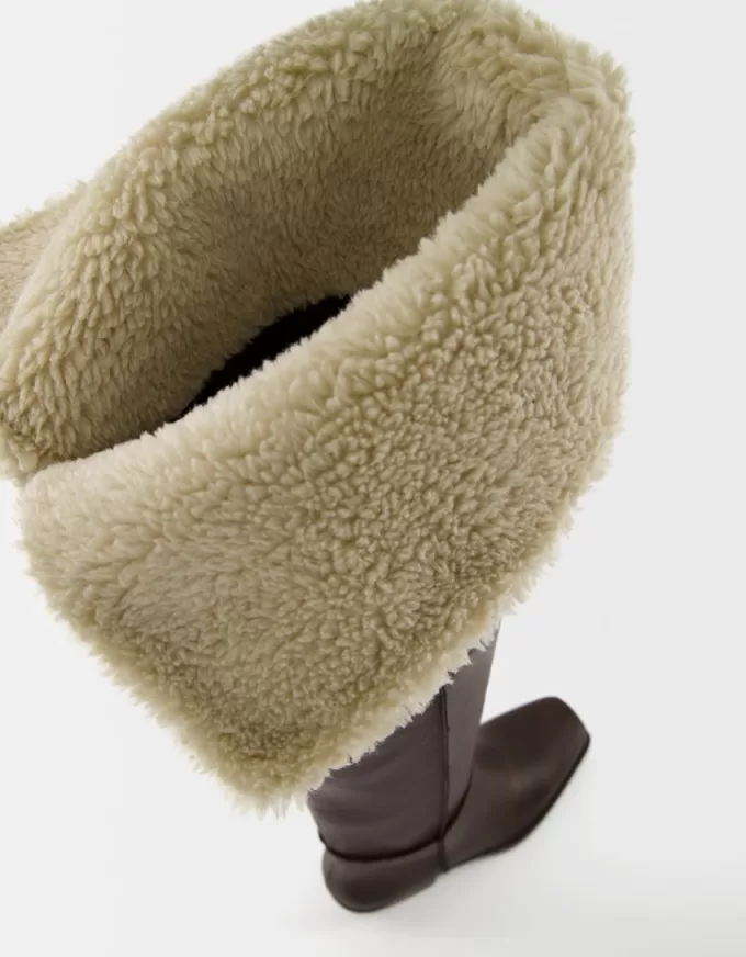 Flat over-the-knee boots