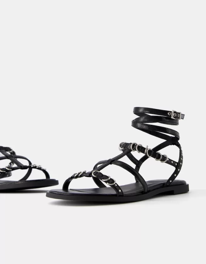 Flat sandals with ring details