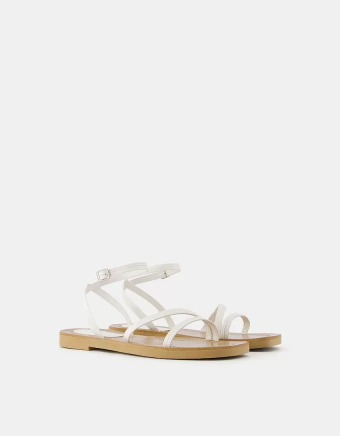 Flat sandals with straps Flat sandals with straps
