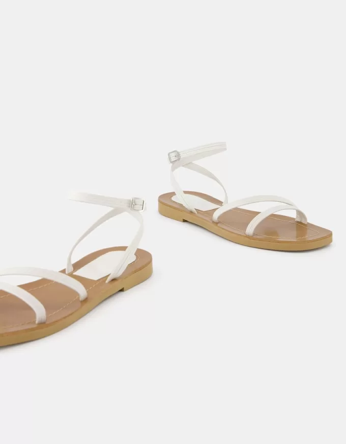 Flat sandals with straps Flat sandals with straps