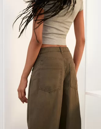 Flowing pants with darts