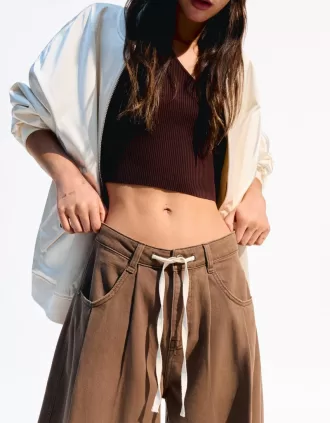 Flowing pants with darts