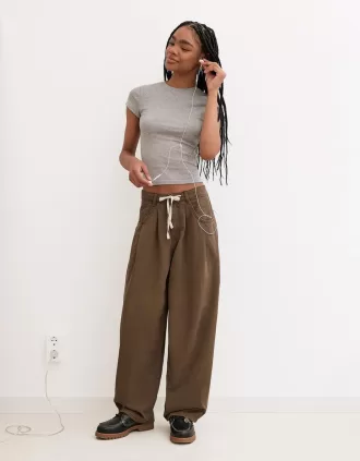 Flowing pants with darts