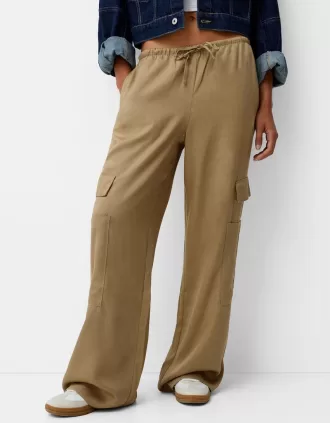 Flowing pants with side pocket