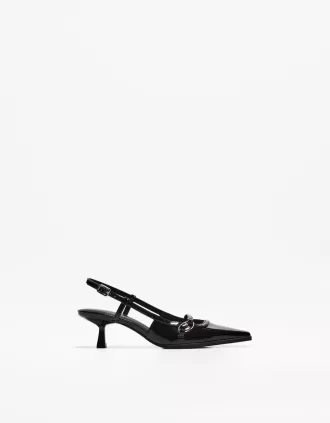 Kitten-heel shoes with buckle