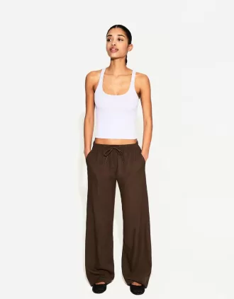 Linen blend pants with an elastic waistband