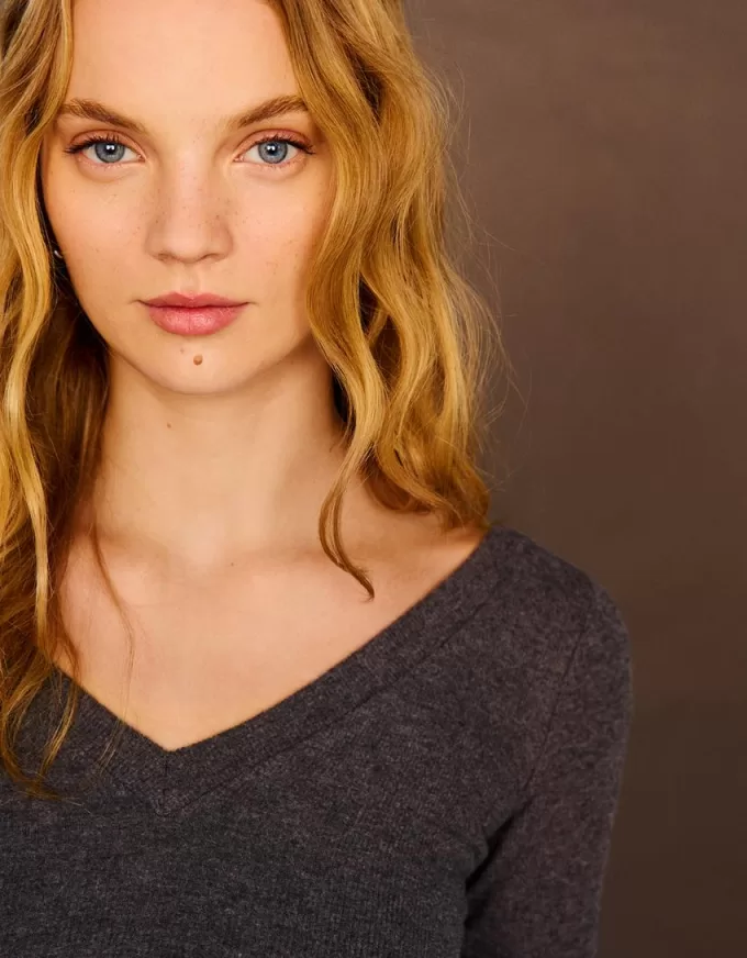 Long sleeve T-shirt with a gathered V-neck Long sleeve T-shirt with a gathered V-neck