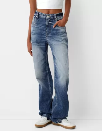 Loose-fit baggy jeans
