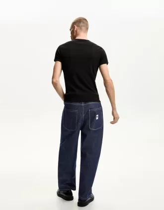Loose-fit baggy jeans