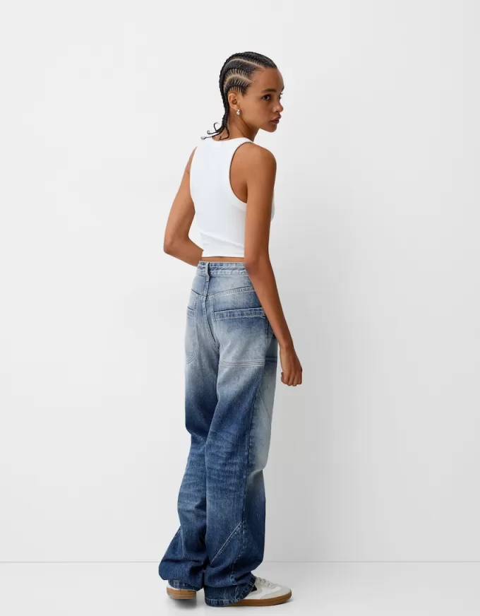 Loose-fit baggy jeans