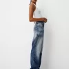 Loose-fit baggy jeans