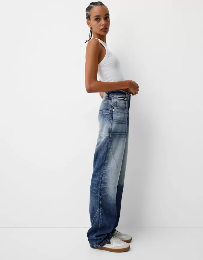 Loose-fit baggy jeans