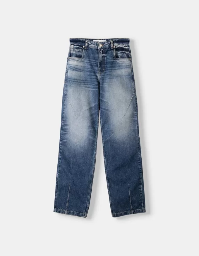 Loose-fit baggy jeans