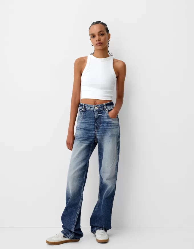Loose-fit baggy jeans