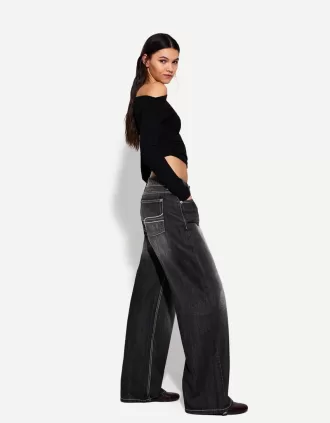 Low-rise baggy jeans
