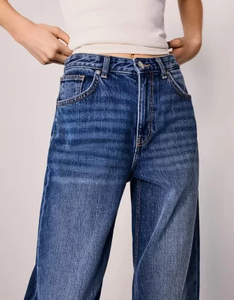 Relaxed fit high-rise mom jeans