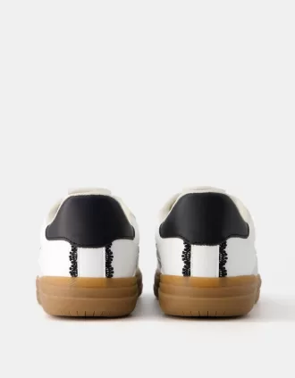 Retro sneakers with lace detail