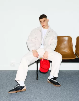 Retro soccer sneakers with tongue