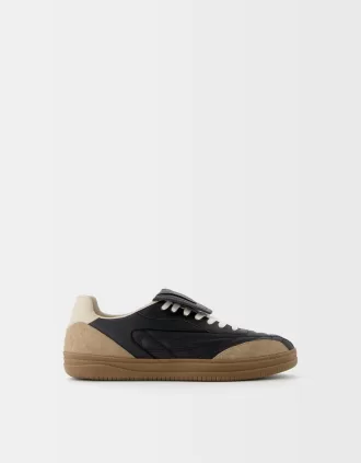 Retro soccer sneakers with tongue