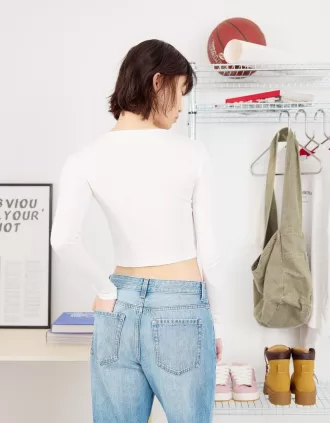 Ripped wide-leg ’90s jeans