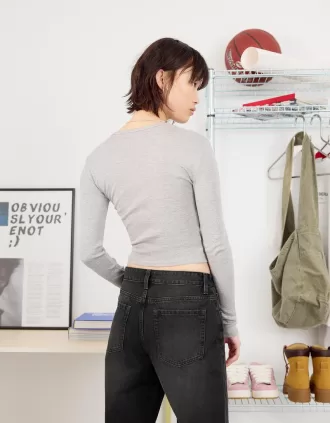 Ripped wide-leg ’90s jeans