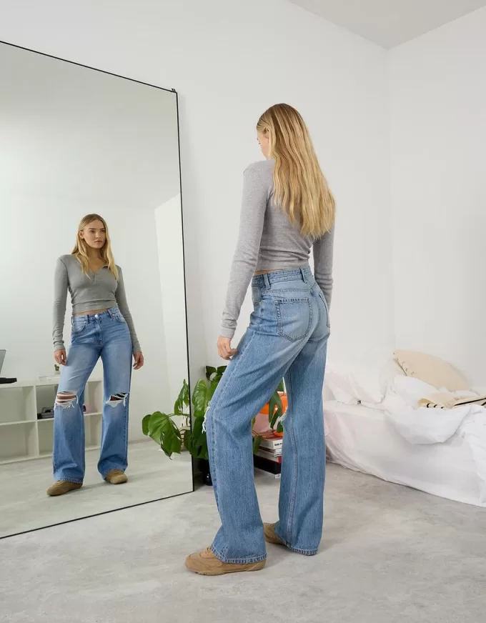Ripped wide-leg ’90s jeans Ripped wide-leg ’90s jeans