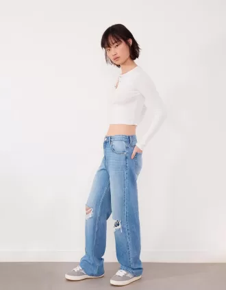 Ripped wide-leg ’90s jeans
