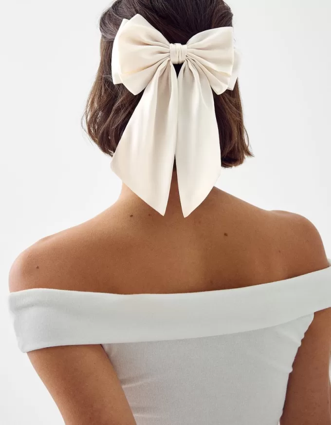 Satin-finish hair clip with bow Satin-finish hair clip with bow
