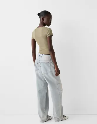 Short sleeve T-shirt with a scoop neck