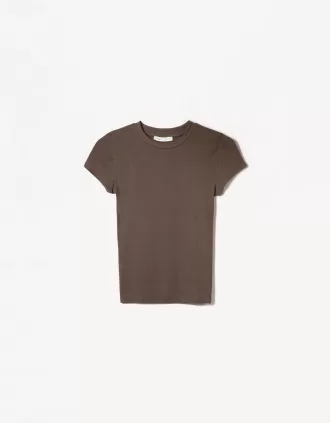 Short sleeve T-shirt with a scoop neck
