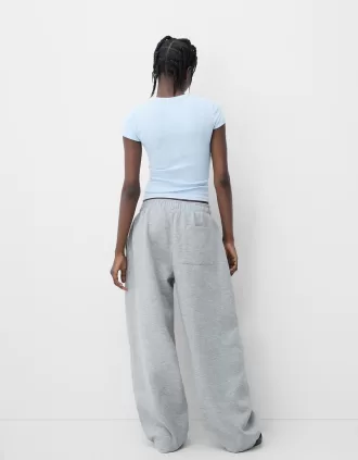 Short sleeve T-shirt with a scoop neck