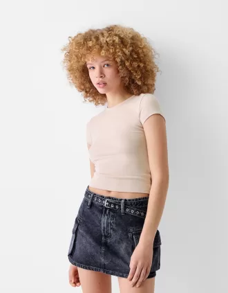 Short sleeve T-shirt with a scoop neck