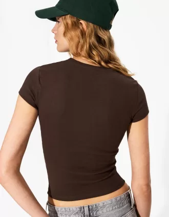 Short sleeve T-shirt with a scoop neck