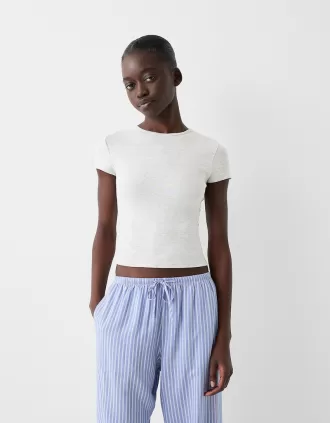 Short sleeve T-shirt with a scoop neck